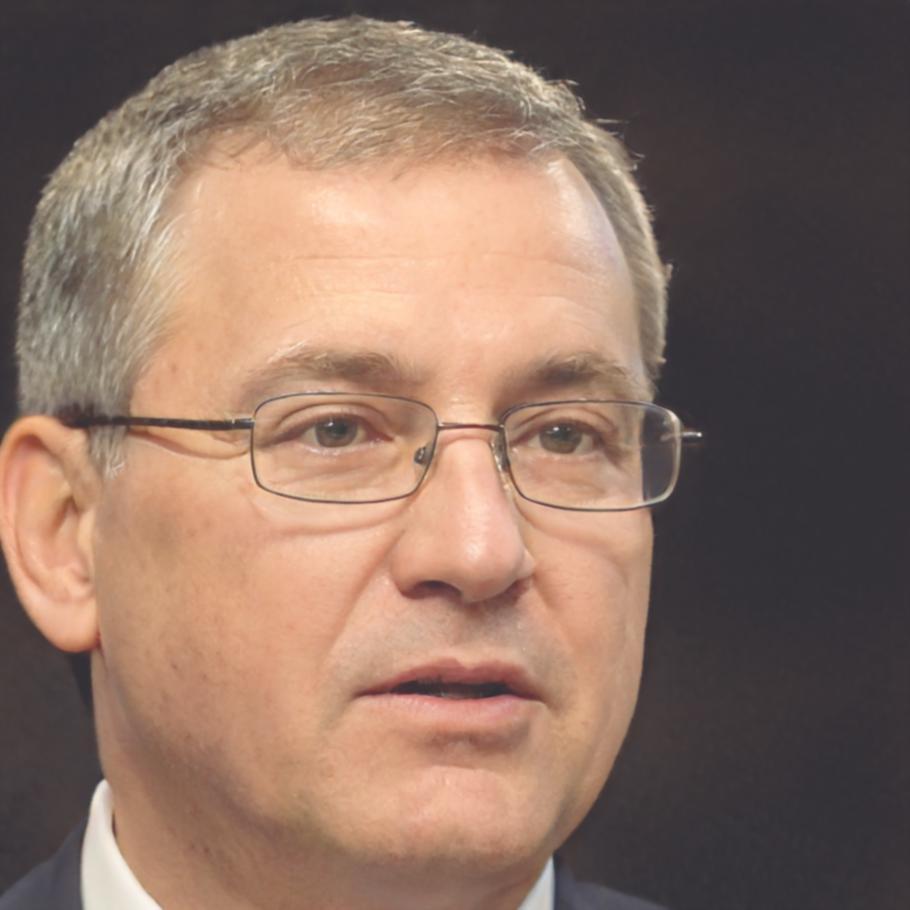 Portrait de Clément Rousseau, expert en analyse financière